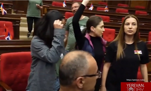«Армения без Никола»: оппозиционные депутаты покинули зал заседаний под скандирования (видео)
